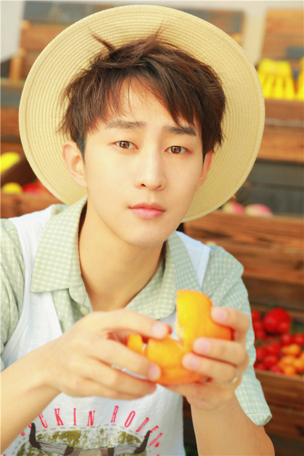 宋文作夏日最新写真 “水果”男孩酷暑来袭