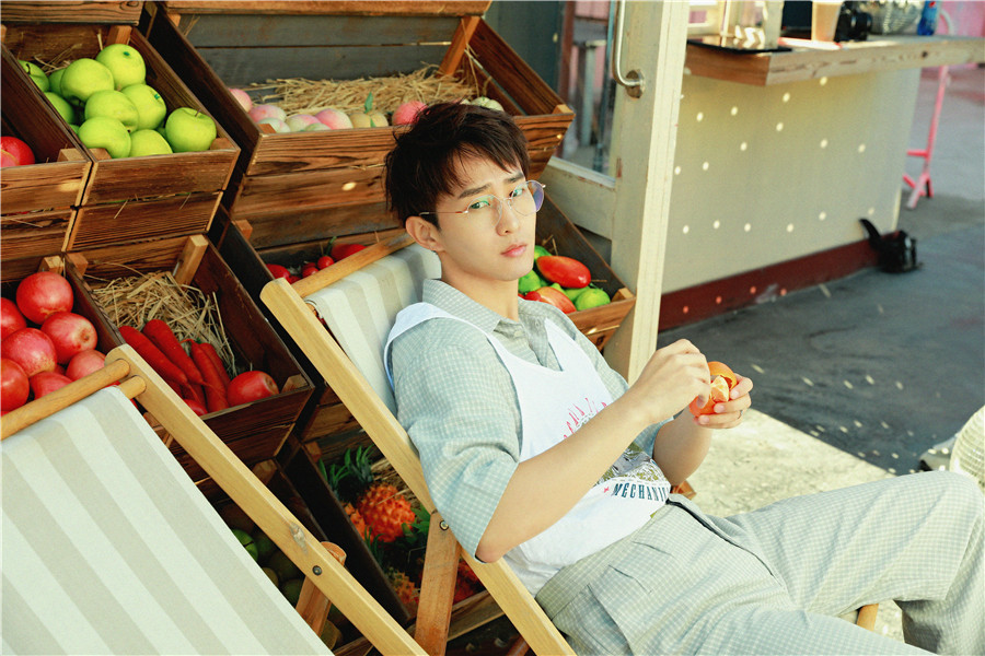 宋文作夏日最新写真 “水果”男孩酷暑来袭