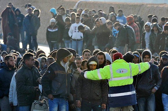 意大利南部海岸线上的非法移民。图片来源：Eurepean Pressphoto Agency