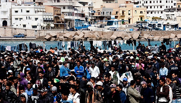 意大利港口区域聚集了大量来自北非的非法移民。图片来源：Alessandra Benedetti